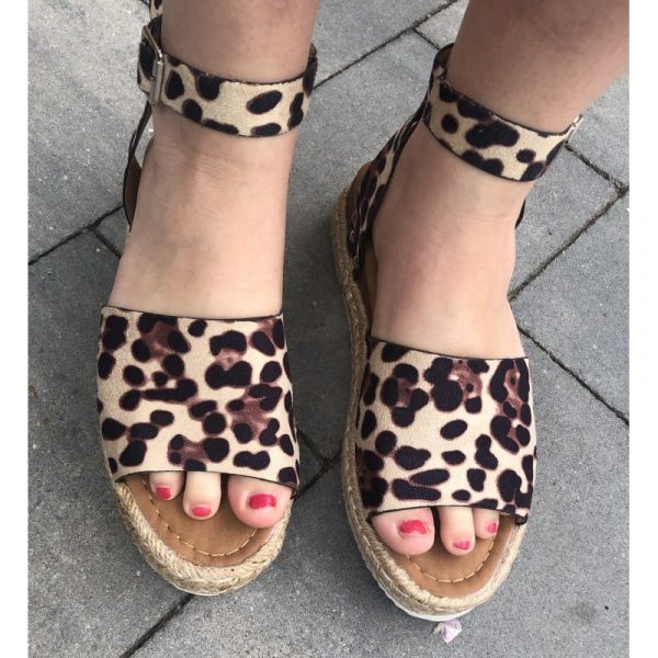 Sandalen sleehak met luipaard print